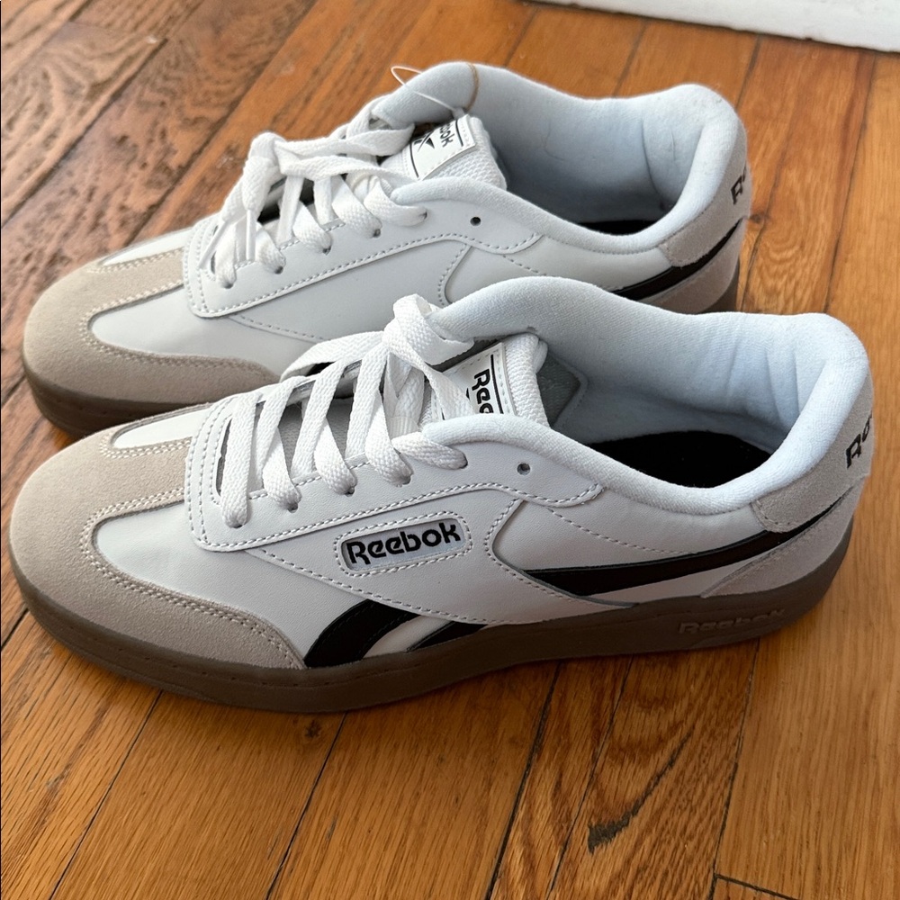 NWOT Reebok women’s White and Black Sneakers 8 - Picture 3 of 7
